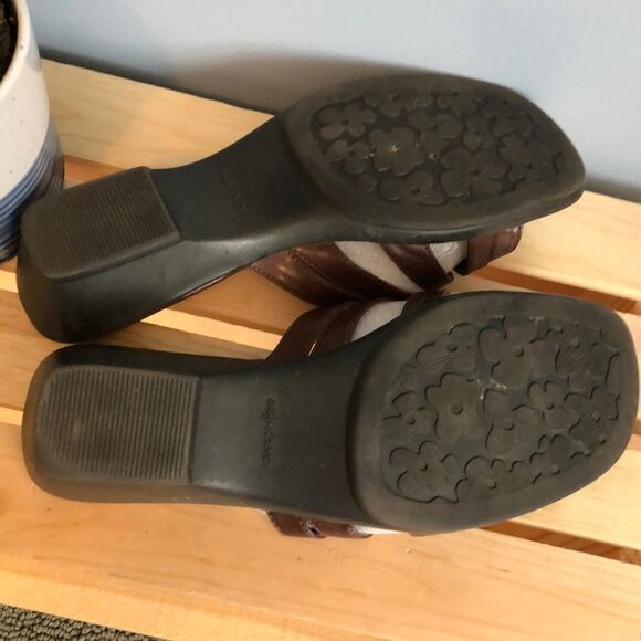 Easy Street Sz 9 Brown Sandals - Picture 3 of 3